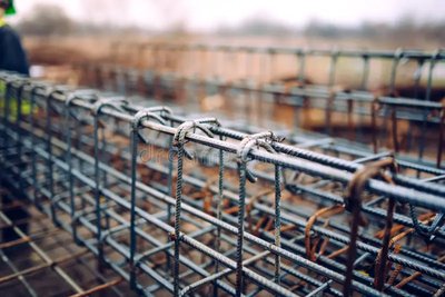 Steel reinforcement cage for concrete construction